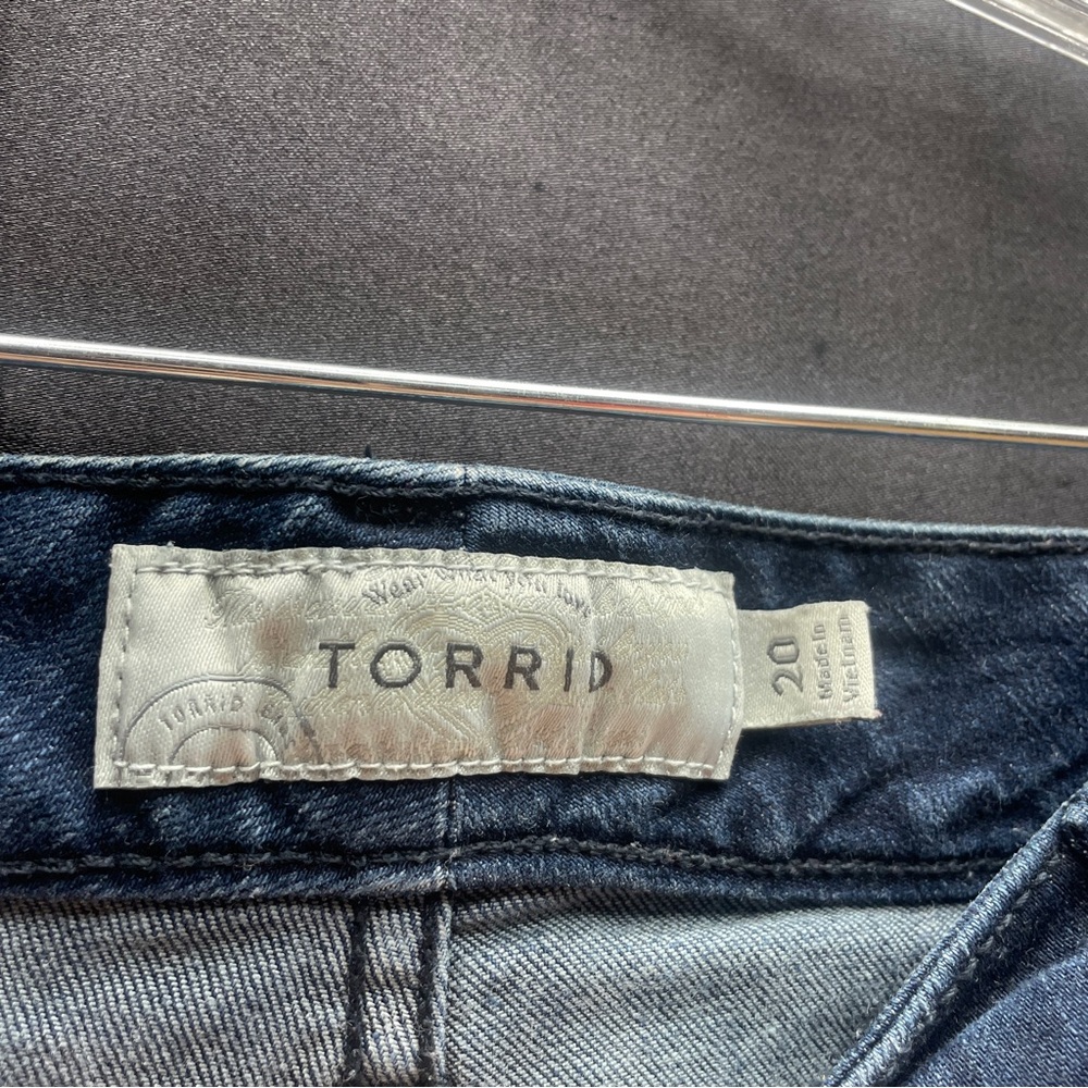 Torrid Dark Wash Lace Up Side High Waisted Jean Shorts Sz 20 - Picture 3 of 7